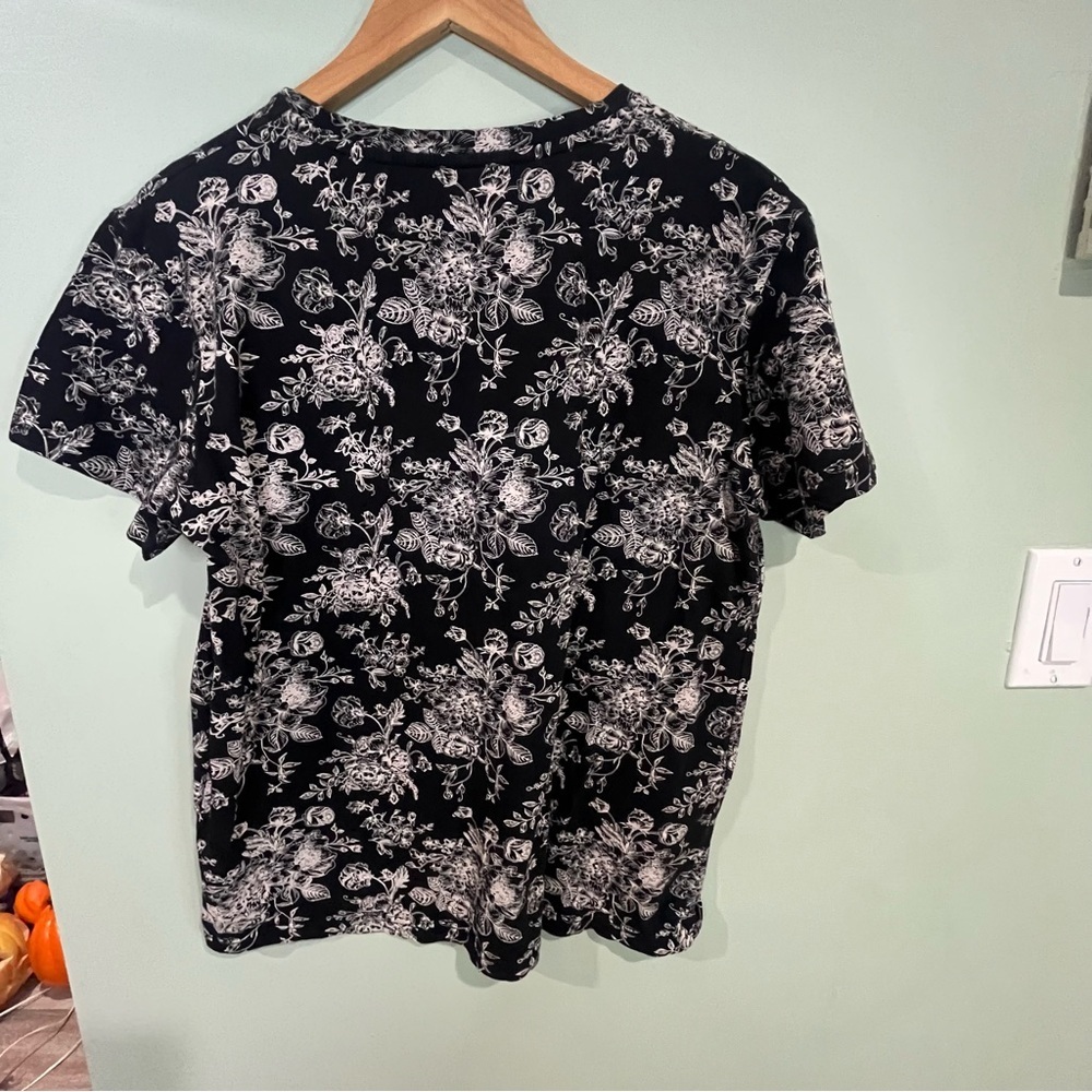6/$25Elegant Black and White Floral Women's Blouse - Picture 6 of 6